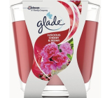 Glade Luscious Cherry & Peony s vůní třešně a pivoňky vonná svíčka ve skle, doba hoření až 30 hodin 70 g