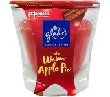 Glade Warm Apple Pie z zapach czerwonego jabłka i cynamonu świeca zapachowa w szkle, czas palenia do 38 godzin 129 g