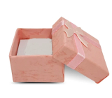Pudełko prezentowe z gąbeczką na biżuterię z różową wstążką 4 x 4 x 2,5 cm 1 sztuka
