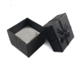 Pudełko prezentowe z gąbką na biżuterię z kokardą czarne 4 x 4 x 2,5 cm