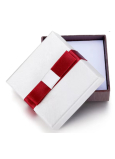 Pudełko prezentowe z gąbką na biżuterię z wstążką biało-czerwoną 6 x 6 x 2,4 cm 1 sztuka