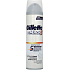 Gillette SkinGuard Sensitive zklidňující pěna na holení pro muže 250 ml