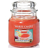 Yankee Candle Passion Fruit Martini - Tropický koktejl s Martini vonná svíčka Classic střední sklo 411 g