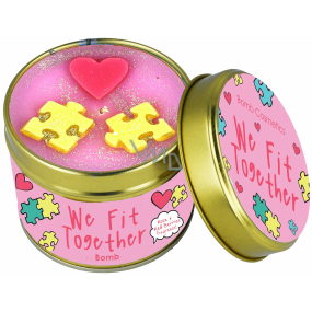 Bomb Cosmetics Hodíme se k sobě - We Fit Together zapach naturalny, ręcznie robiona świeca w puszce o czasie palenia 35 godzin