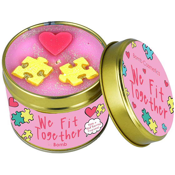 Bomb Cosmetics Hodíme se k sobě - We Fit Together zapach naturalny, ręcznie robiona świeca w puszce o czasie palenia 35 godzin