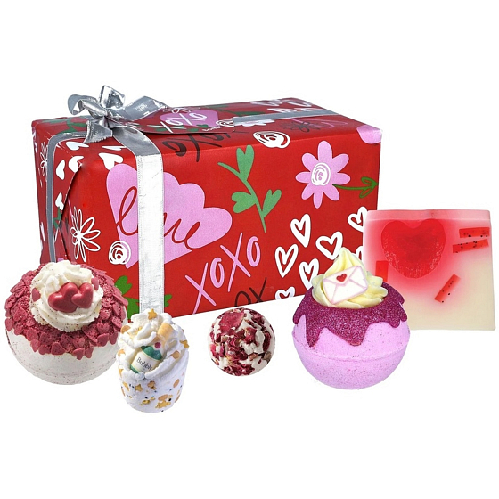 Bomb Cosmetics XOXO masłowy szpaler do kąpieli 50 g + kąpielowa masłowa kulka 30 g + musująca kula do kąpieli 160 g + glicerynowe mydło 100 g, kosmetyczna zestaw