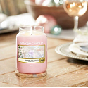 Yankee Candle Snowflake Kisses - Pocałunki płatków śniegu świeca zapachowa Classic duże szkło 623 g