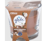 Glade Sensual Sandalwood & Jasmine vonná svíčka ve skle, doba hoření až 32 hodin 112 g