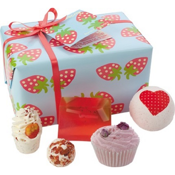 Bomb Cosmetics Jahodová pláň - Strawberry Fields mix balistiků 380 g + glycerinové mýdlo 100 g, kosmetická sada