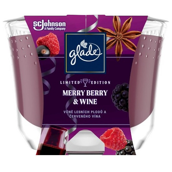 Glade Merry Berry & Wine o zapachu leśnych owoców i czerwonego wina świeca zapachowa w szkle, czas palenia do 52 godzin 224 g