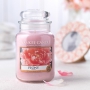Yankee Candle Peony - Pivoňka vonná svíčka Classic střední sklo 411 g