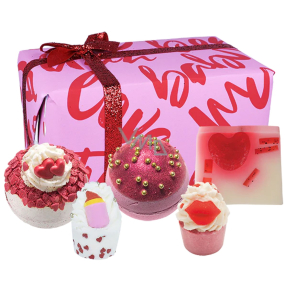 Bomb Cosmetics Date Night šumivá kula do wanny 2 x 160 g + mydło glicerynowe 100 g + špalíček do wanny 2 x 50 g, zestaw kosmetyczny